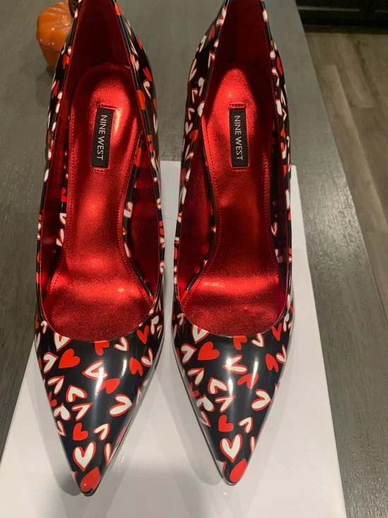 Nine West Black Pumps with Red & White Heart Print - Picture 2 of 13